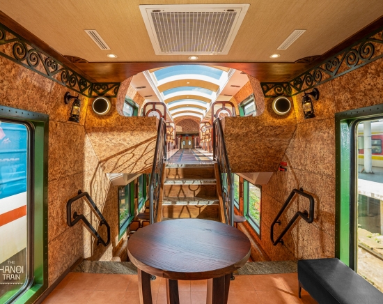 ハノイ2階建て観光列車「THE HANOI TRAIN」乗車体験+ミシュラン星受賞歴レストラン「Tam Vi」でディナーを堪能<日本語ガイド付き>